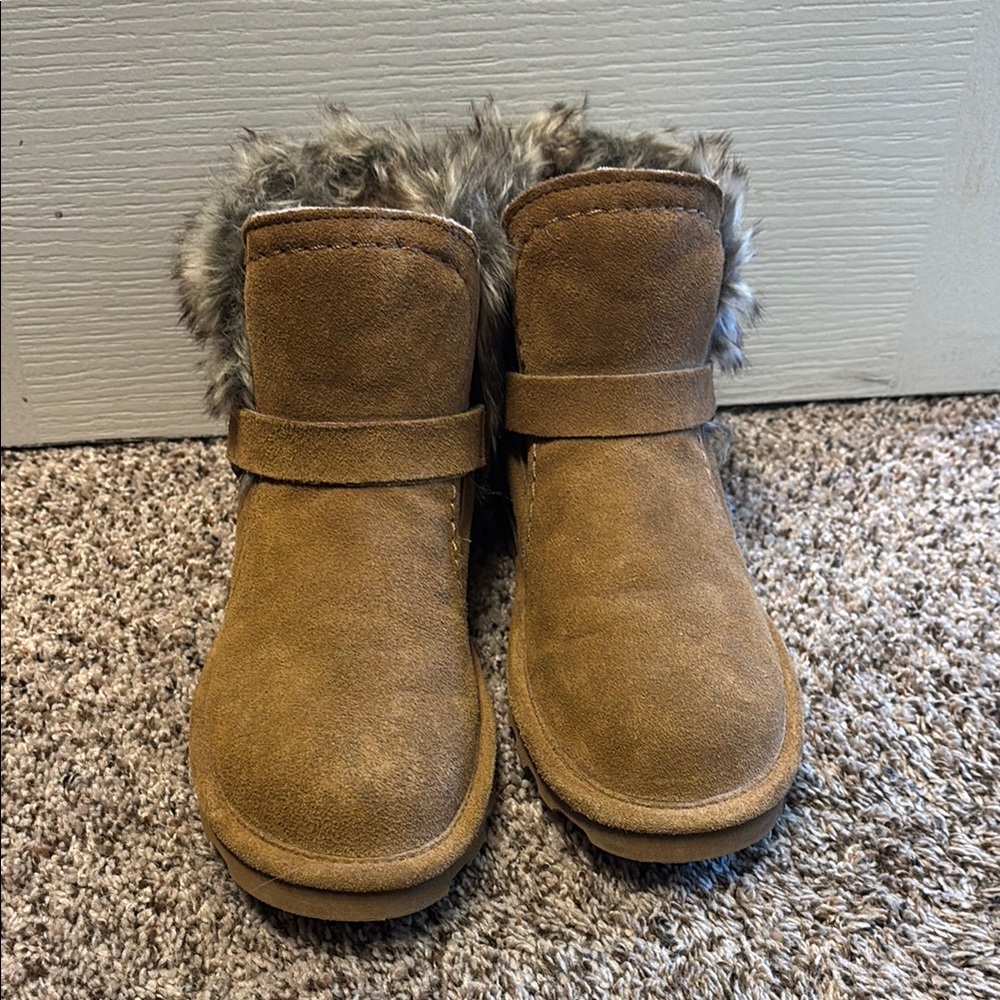 Bear Paw Cozy Tan cozy winter boots with Faux Fur Trim size 8
